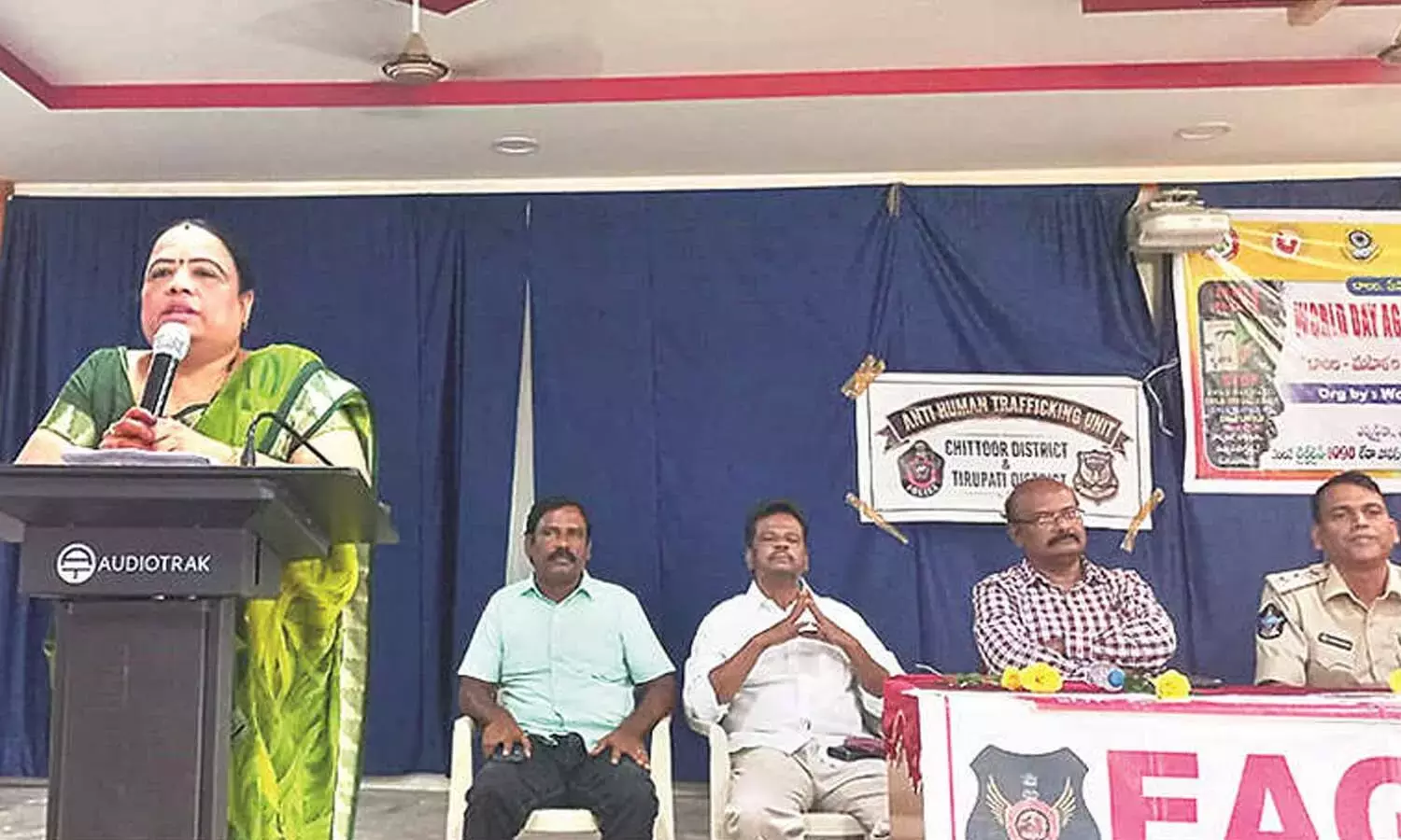 महिलाओं, बच्चों को तस्करी से बचाने के लिए सार्वजनिक सतर्कता महत्वपूर्ण: DLSA अध्यक्ष महिलाओं, बच्चों को तस्करी से बचाने के लिए सार्वजनिक सतर्कता महत्वपूर्ण: DLSA अध्यक्ष