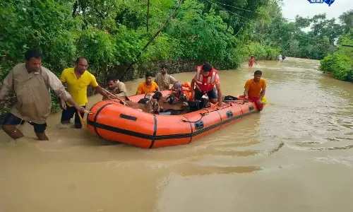 महानदी में बढ़ते जलस्तर से ओडिशा में अलर्ट, चार जिलों पर प्रशासन की नजर महानदी में बढ़ते जलस्तर से ओडिशा में अलर्ट, चार जिलों पर प्रशासन की नजर