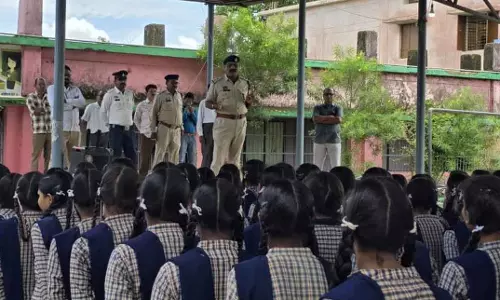 धमतरी पुलिस ने विद्यार्थियों और शिक्षकों को जिम्मेदार नागरिक बनने किया प्रेरित धमतरी पुलिस ने विद्यार्थियों और शिक्षकों को जिम्मेदार नागरिक बनने किया प्रेरित