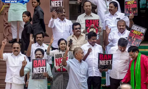 मॉनसून सत्र में कांग्रेस से अलग दिखी DMK मॉनसून सत्र में कांग्रेस से अलग दिखी DMK