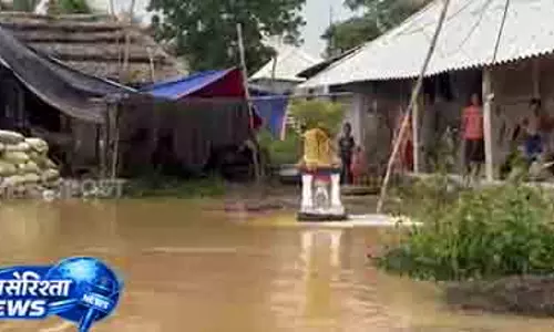 Odisha में बाढ़ का पानी बढ़ने से कई गाँव कटे Odisha में बाढ़ का पानी बढ़ने से कई गाँव कटे