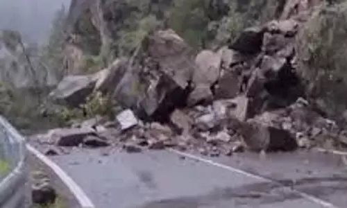 Shimla: एनएच-05 पर लैंडस्लाइड, हिमाचल में यातायात बुरी तरह प्रभावित Shimla: एनएच-05 पर लैंडस्लाइड, हिमाचल में यातायात बुरी तरह प्रभावित