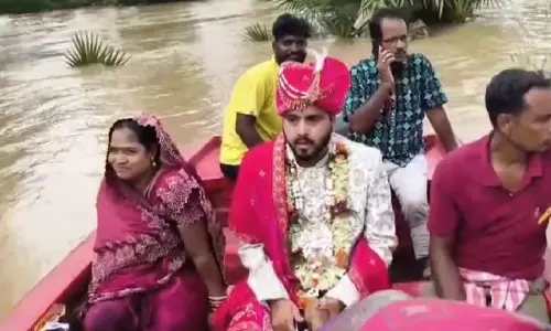 Odisha में बाढ़ के बीच जुगाड़ गाड़ी पर बारात Odisha में बाढ़ के बीच जुगाड़ गाड़ी पर बारात