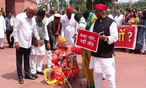 संसद परिसर में पप्पू यादव का पुजारी बनकर प्रदर्शन, राम मंदिर चंदा विवाद पर केंद्र को घेरा