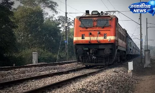 पुष्पक एक्सप्रेस की खिड़की से लटका मिला युवक का शव पुष्पक एक्सप्रेस की खिड़की से लटका मिला युवक का शव