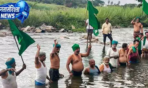 Mandya KRS बांध के पास किसानों का प्रदर्शन किया Mandya KRS बांध के पास किसानों का प्रदर्शन किया