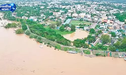 गोदावरी में फंसे 38 लोग, रेस्क्यू ऑपरेशन जारी गोदावरी में फंसे 38 लोग, रेस्क्यू ऑपरेशन जारी