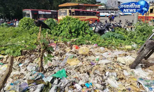 KSRTC स्टैंड पर गंदगी का संकट, यात्री परेशान KSRTC स्टैंड पर गंदगी का संकट, यात्री परेशान
