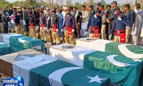 उत्तर-पश्चिम Pakistan में चरमपंथियों के हमले में नौ पुलिसकर्मी मारे गए।