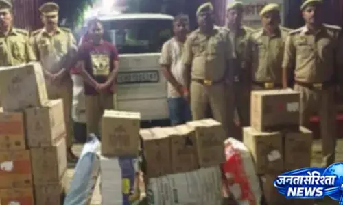 अंबेडकरनगर पुलिस की कार्रवाई, शराब से लदी कार जब्त