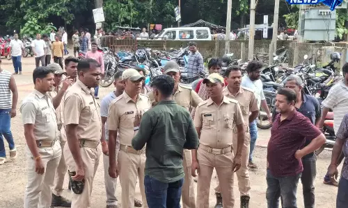 स्कूल परिसर में छात्र की चाकू मारकर हत्या, जांच शुरू स्कूल परिसर में छात्र की चाकू मारकर हत्या, जांच शुरू