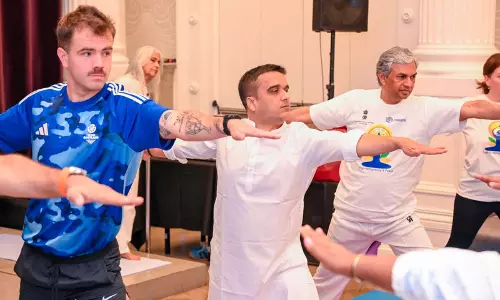 ग्लासगो में योग कार्यक्रम में शामिल हुए हर्ष संघवी ग्लासगो में योग कार्यक्रम में शामिल हुए हर्ष संघवी