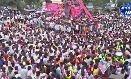 पूर्व BRS विधायक पेड्डी सुदर्शन रेड्डी की अंतिम यात्रा में उमड़ा जनसैलाब, वारंगल में दिखा समर्थकों का भावुक जुड़ाव पूर्व BRS विधायक पेड्डी सुदर्शन रेड्डी की अंतिम यात्रा में उमड़ा जनसैलाब, वारंगल में दिखा समर्थकों का भावुक जुड़ाव