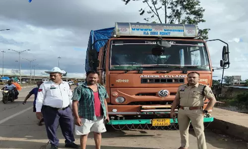 रायपुर में सर्विस रोड पर खड़े ट्रकों पर सख्ती, एक सप्ताह में 524 कार्रवाई रायपुर में सर्विस रोड पर खड़े ट्रकों पर सख्ती, एक सप्ताह में 524 कार्रवाई