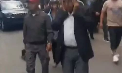 शिलॉन्ग में वकील को सड़क पर घुमाने का मामला, लॉ इंटर्न से छेड़छाड़ के आरोप के बाद मचा हंगामा शिलॉन्ग में वकील को सड़क पर घुमाने का मामला, लॉ इंटर्न से छेड़छाड़ के आरोप के बाद मचा हंगामा