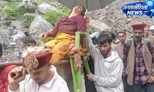मजबूरी में महिला को कंधों पर ढोया, अस्पताल पहुंचाया
