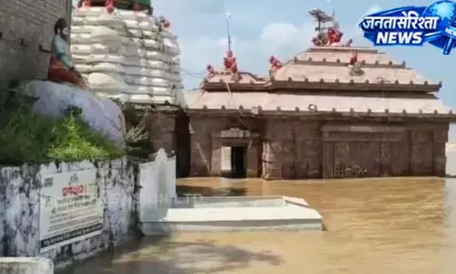 मां भट्टारिका मंदिर पर संकट, श्रद्धालुओं की एंट्री बंद मां भट्टारिका मंदिर पर संकट, श्रद्धालुओं की एंट्री बंद