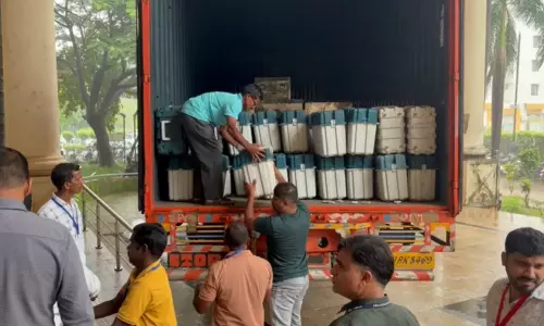 सुरक्षित स्टोरेज के लिए दक्षिण गोवा में EVM और VVPAT की नई खेप पहुँची सुरक्षित स्टोरेज के लिए दक्षिण गोवा में EVM और VVPAT की नई खेप पहुँची