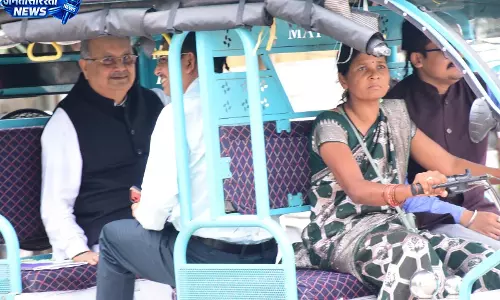 ई-रिक्शा में बैठकर स्पीकर हाउस के लिए रवाना हुए डॉ. रमन सिंह ई-रिक्शा में बैठकर स्पीकर हाउस के लिए रवाना हुए डॉ. रमन सिंह