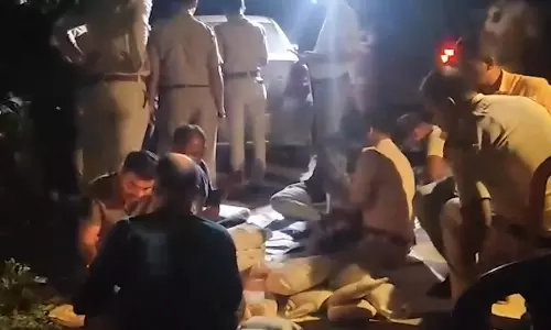 NH-16 बना तस्करों का रास्ता! पुलिस ने 28 किलो गांजे की खेप कार से पकड़ी NH-16 बना तस्करों का रास्ता! पुलिस ने 28 किलो गांजे की खेप कार से पकड़ी