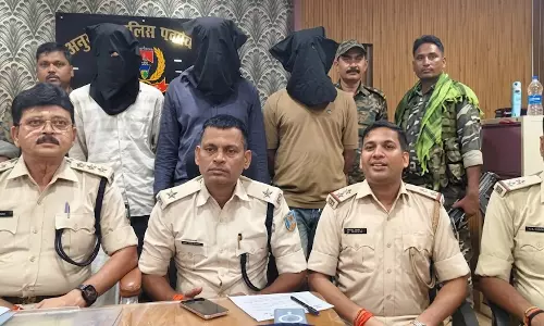 होटल से तीन हथियारबंद अपराधी गिरफ्तार, रिवॉल्वर और कारतूस बरामद होटल से तीन हथियारबंद अपराधी गिरफ्तार, रिवॉल्वर और कारतूस बरामद
