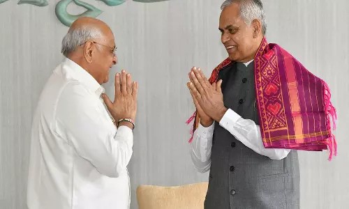 गुजरात राज्यपाल और CM भूपेंद्र पटेल की स्वर्णिम संकुल में अनौपचारिक बैठक