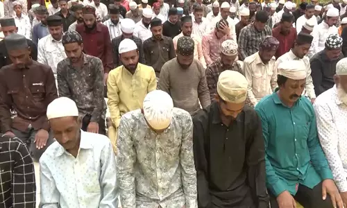 धार भोजशाला परिसर के पास कड़ी सुरक्षा में मुस्लिम समुदाय ने अदा की जुमे की नमाज धार भोजशाला परिसर के पास कड़ी सुरक्षा में मुस्लिम समुदाय ने अदा की जुमे की नमाज