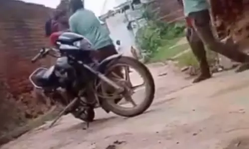 गांव के दबंग ने मां-बेटे समेत परिवार पर बरसाईं लाठियां, मारपीट का वीडियो वायरल गांव के दबंग ने मां-बेटे समेत परिवार पर बरसाईं लाठियां, मारपीट का वीडियो वायरल