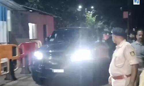 जेल से रिहा हुए पूर्व कांग्रेस विधायक विनय कुलकर्णी, समर्थकों ने फूलों से किया जोरदार स्वागत जेल से रिहा हुए पूर्व कांग्रेस विधायक विनय कुलकर्णी, समर्थकों ने फूलों से किया जोरदार स्वागत