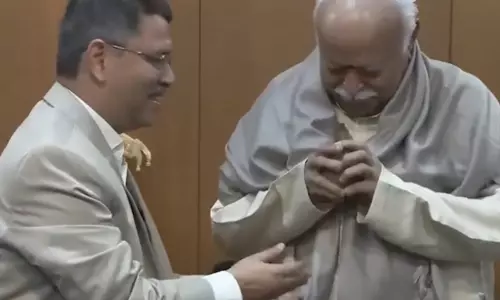 डॉ. हेडगेवार के ऐतिहासिक आवास पर डाक विभाग का विशेष कवर जारी डॉ. हेडगेवार के ऐतिहासिक आवास पर डाक विभाग का विशेष कवर जारी