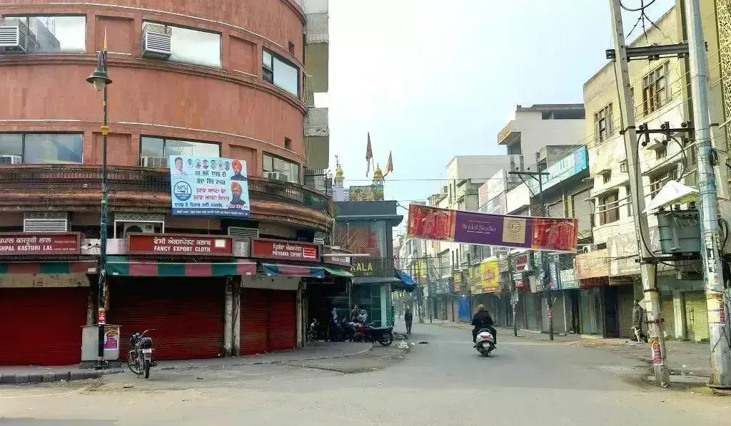 Chandigarh: पंजाब बंद से जनजीवन प्रभावित, सफाई कर्मियों का विरोध तेज Chandigarh: पंजाब बंद से जनजीवन प्रभावित, सफाई कर्मियों का विरोध तेज