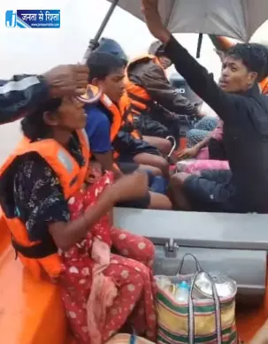 बीजापुर में बाढ़ में फंसे 7 पर्यटकों को सुरक्षित निकाला गया बीजापुर में बाढ़ में फंसे 7 पर्यटकों को सुरक्षित निकाला गया