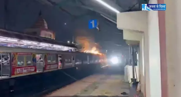 लोकल ट्रेन में दौड़ी करंट, OHE तार टूटने से हुई घटना लोकल ट्रेन में दौड़ी करंट, OHE तार टूटने से हुई घटना