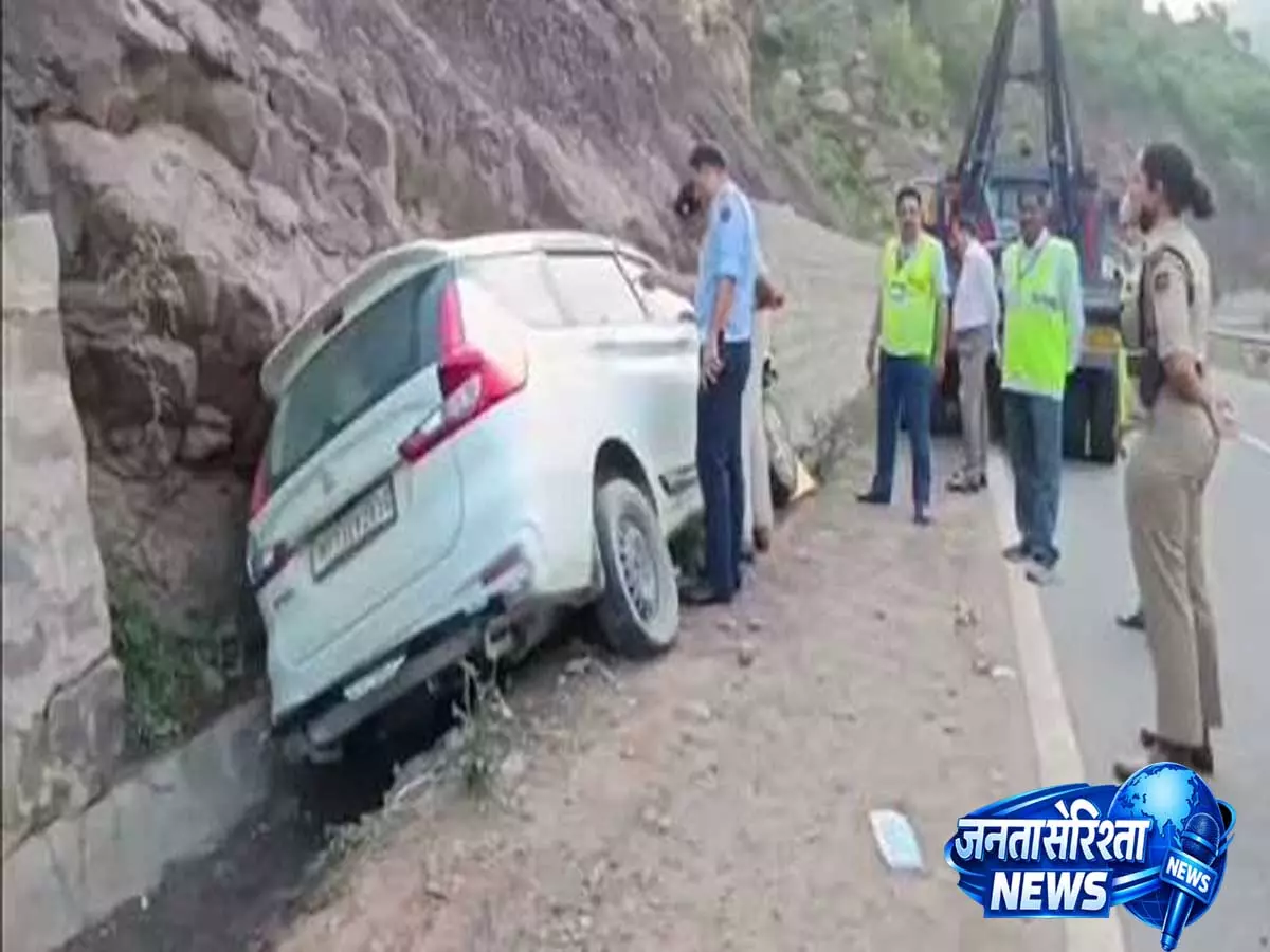 गांदरबल में बड़ा सड़क हादसा, अनियंत्रित कार पोल से भिड़ी, तीन लोग घायल गांदरबल में बड़ा सड़क हादसा, अनियंत्रित कार पोल से भिड़ी, तीन लोग घायल