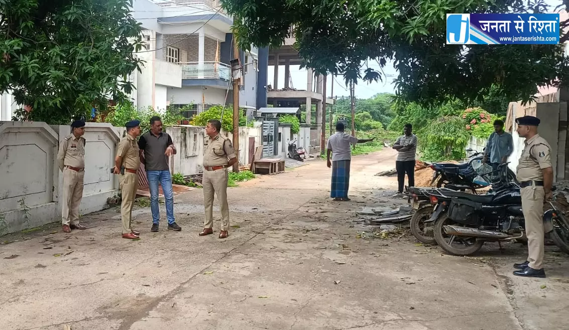घर के सामने टहल रही महिला से चेन स्नेचिंग, Video घर के सामने टहल रही महिला से चेन स्नेचिंग, Video