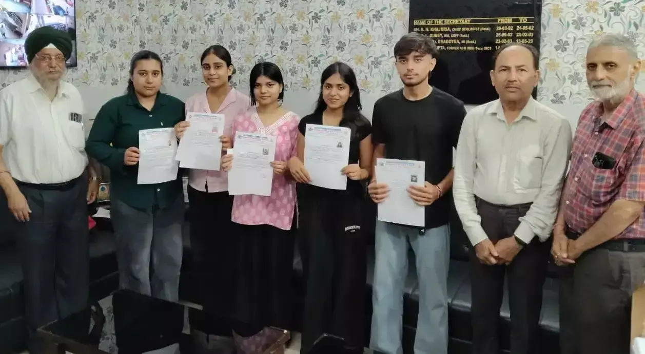 Jammu: इंटर्नशिप पूरी करने वाले विद्यार्थियों को मिली उपलब्धि की पहचान Jammu: इंटर्नशिप पूरी करने वाले विद्यार्थियों को मिली उपलब्धि की पहचान