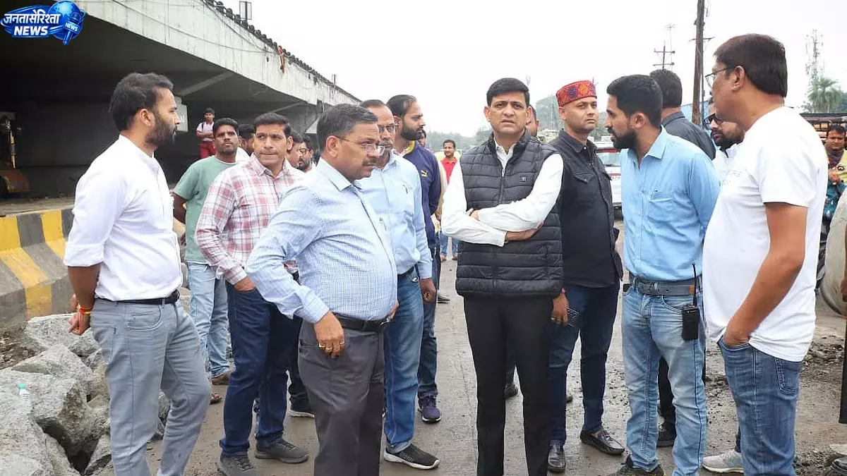 इंदौर में अवैध होर्डिंग्स पर सख्त कार्रवाई इंदौर में अवैध होर्डिंग्स पर सख्त कार्रवाई