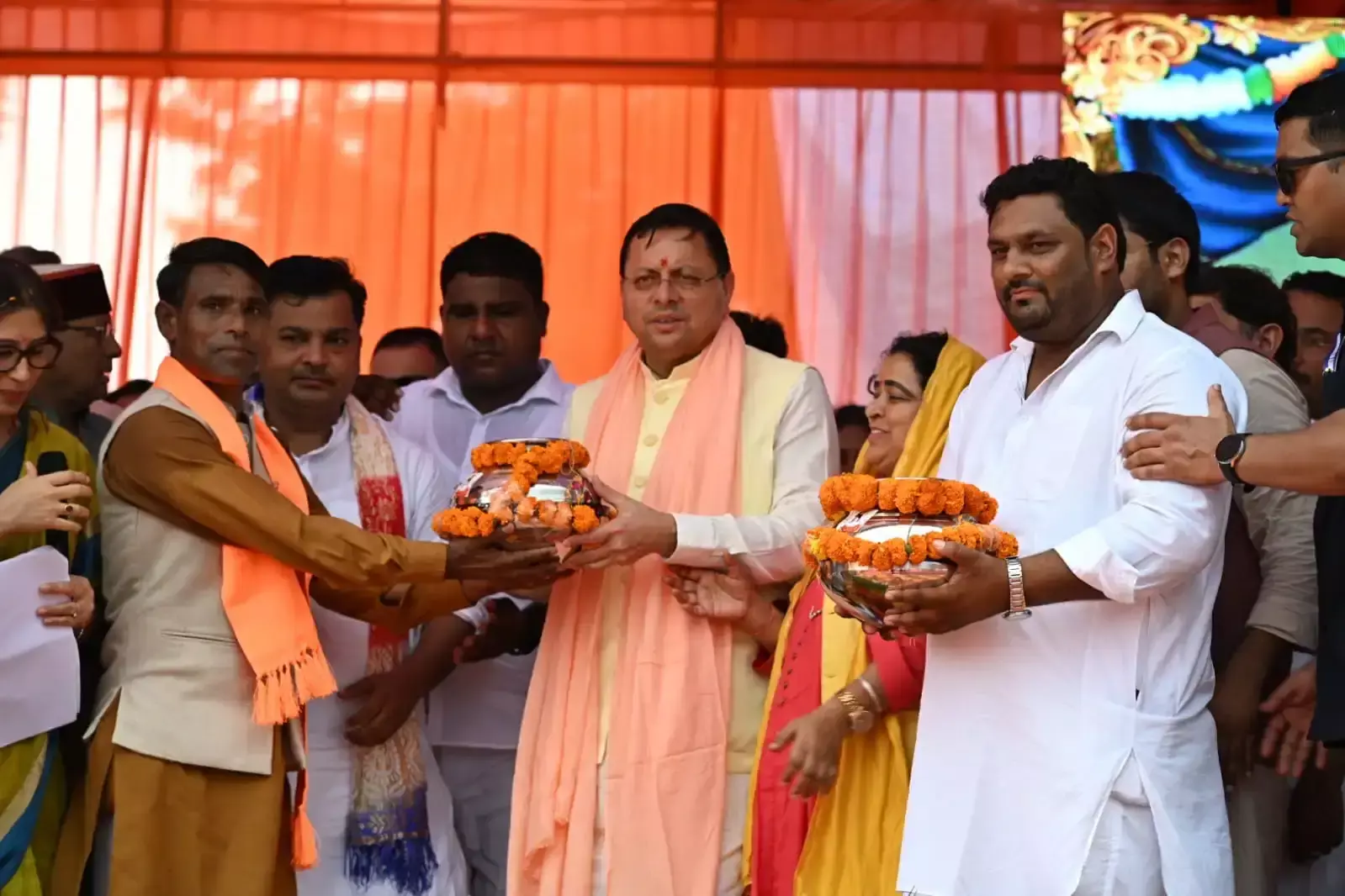 Haridwar: गुरु रविदास मंदिर पहुंचे सीएम धामी, कलश यात्रा का किया शुभारंभ Haridwar: गुरु रविदास मंदिर पहुंचे सीएम धामी, कलश यात्रा का किया शुभारंभ