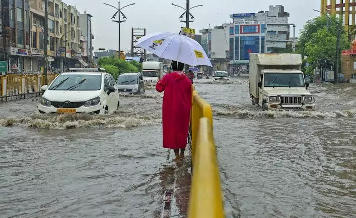 Jaipur: सावन के पहले दिन मौसम मेहरबान, फतेहपुर में भारी बारिश Jaipur: सावन के पहले दिन मौसम मेहरबान, फतेहपुर में भारी बारिश