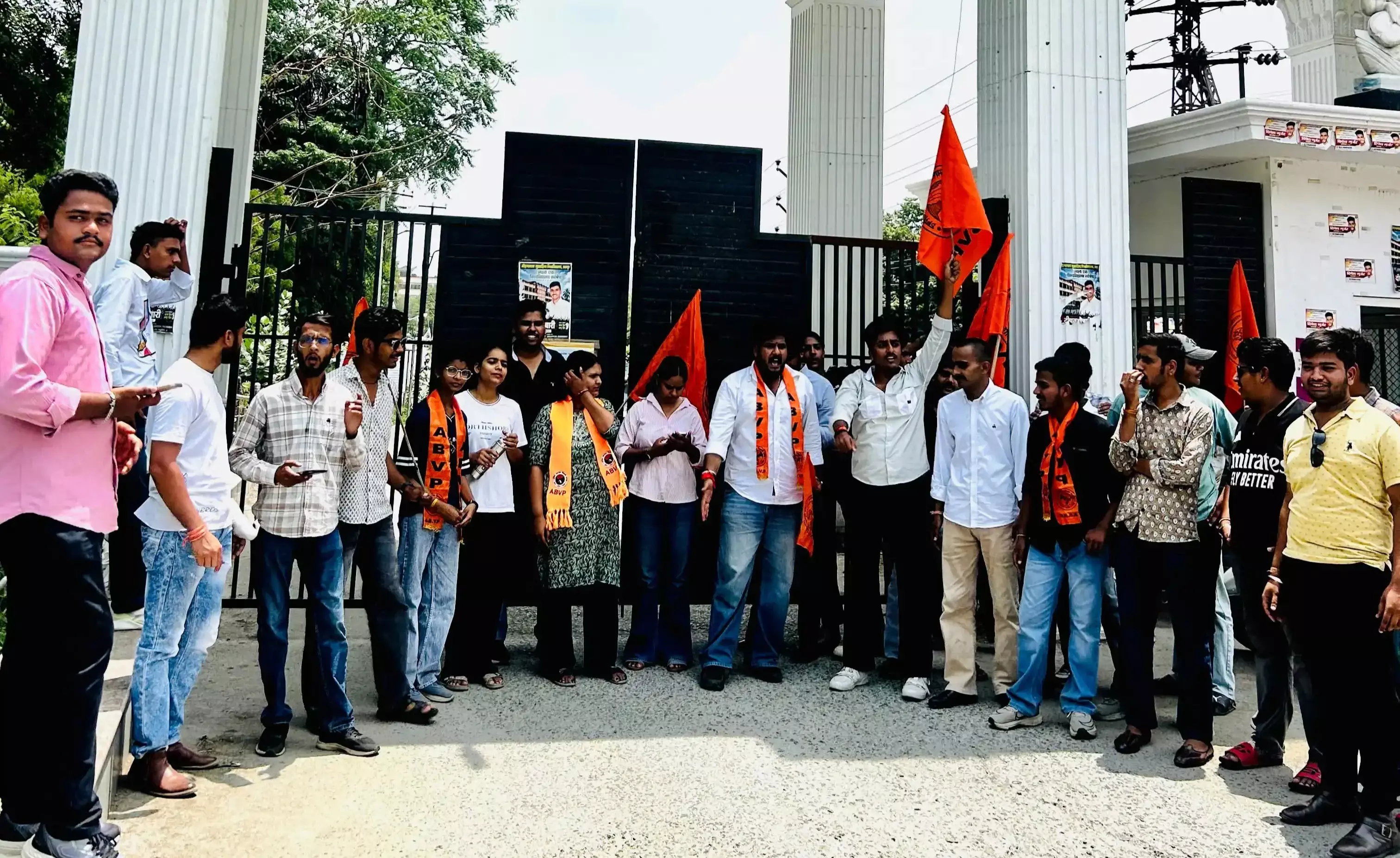 Udaipur: जैसलमेर प्रकरण को लेकर उदयपुर में सड़क पर उतरे कार्यकर्ता Udaipur: जैसलमेर प्रकरण को लेकर उदयपुर में सड़क पर उतरे कार्यकर्ता