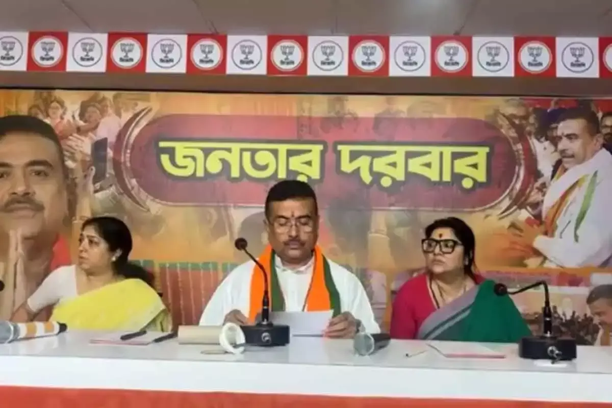 Kolkata: सीएम शुभेंदु ने फरियादियों को दिया मदद का भरोसा Kolkata: सीएम शुभेंदु ने फरियादियों को दिया मदद का भरोसा