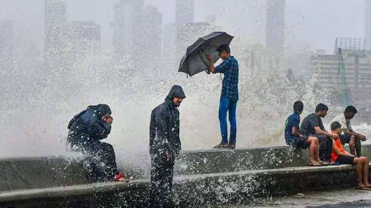 Mumbai: महाराष्ट्र में बारिश का कहर, कई जिलों के लिए चेतावनी Mumbai: महाराष्ट्र में बारिश का कहर, कई जिलों के लिए चेतावनी
