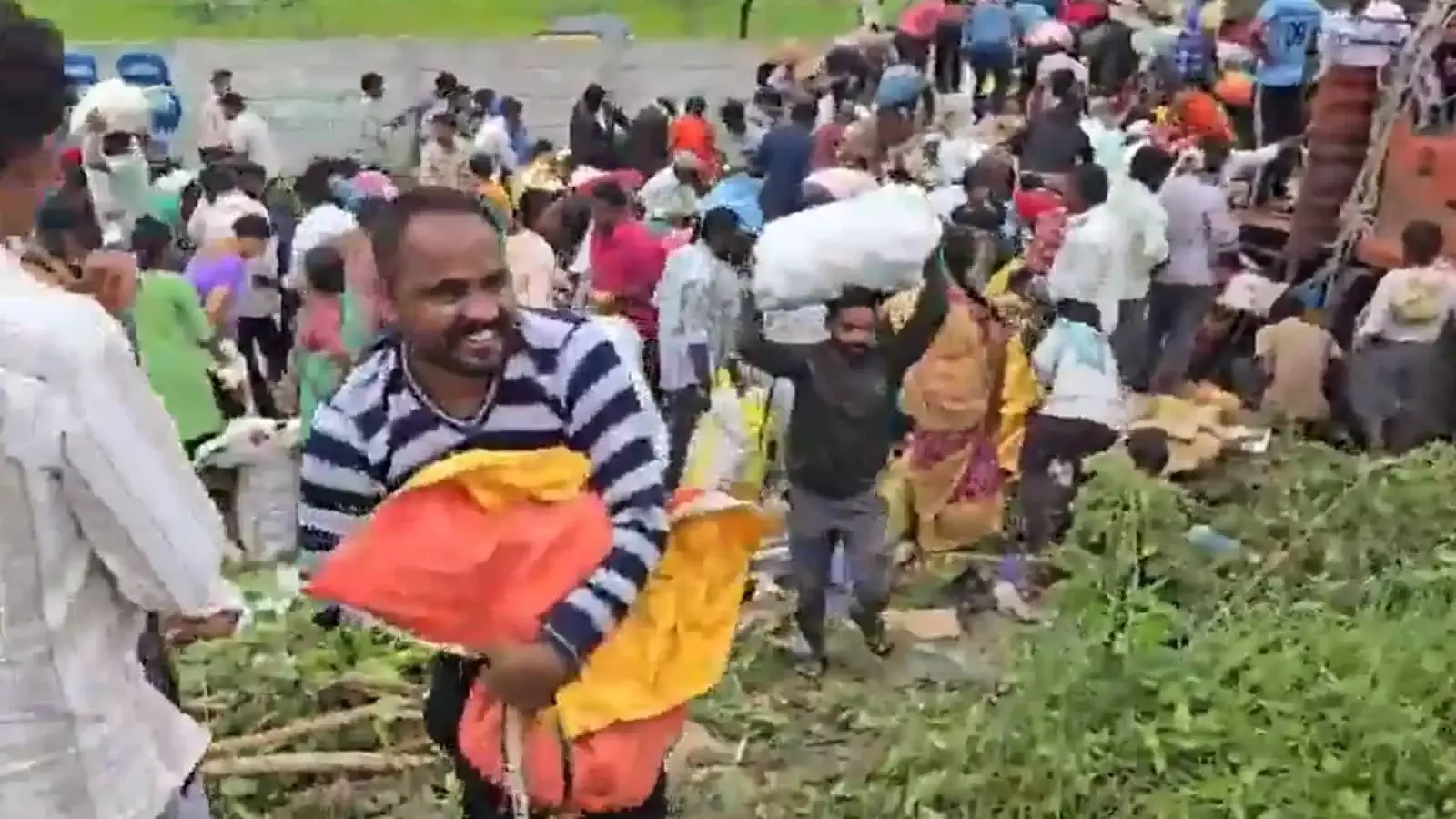 तेलंगाना के महबूबाबाद में अजीब घटना, पलटी लॉरी से सेब उठाने उमड़ी भीड़ तेलंगाना के महबूबाबाद में अजीब घटना, पलटी लॉरी से सेब उठाने उमड़ी भीड़