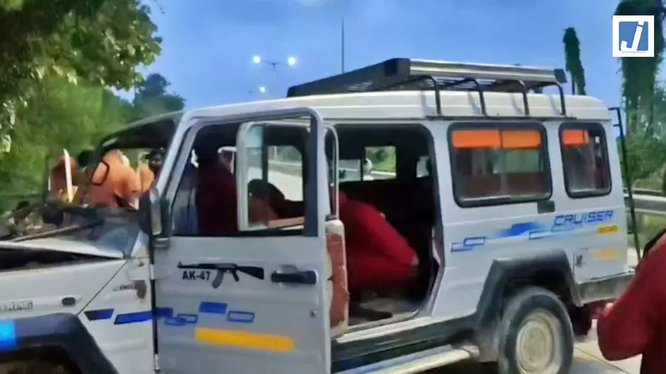 टायर फटते ही बेकाबू...तीर्थयात्रियों की टूरिस्ट क्रूजर वैन के साथ क्या हुआ? टायर फटते ही बेकाबू...तीर्थयात्रियों की टूरिस्ट क्रूजर वैन के साथ क्या हुआ?
