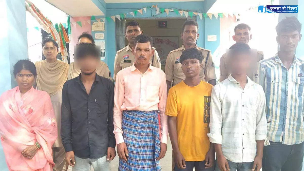 शराब कोचिया परिवार सहित गिरफ्तार, पुलिस टीम पर किया था हमला शराब कोचिया परिवार सहित गिरफ्तार, पुलिस टीम पर किया था हमला
