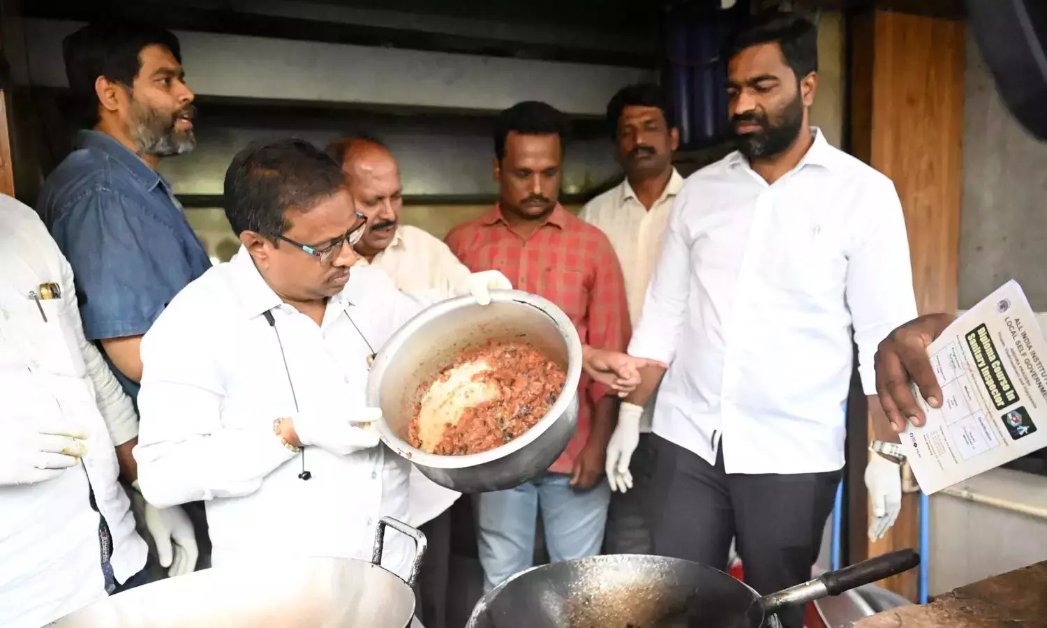 Andhra: खाद्य सुरक्षा निरीक्षण के बाद बिरियानी फैक्ट्री आउटलेट सील कर दिया गया Andhra: खाद्य सुरक्षा निरीक्षण के बाद बिरियानी फैक्ट्री आउटलेट सील कर दिया गया