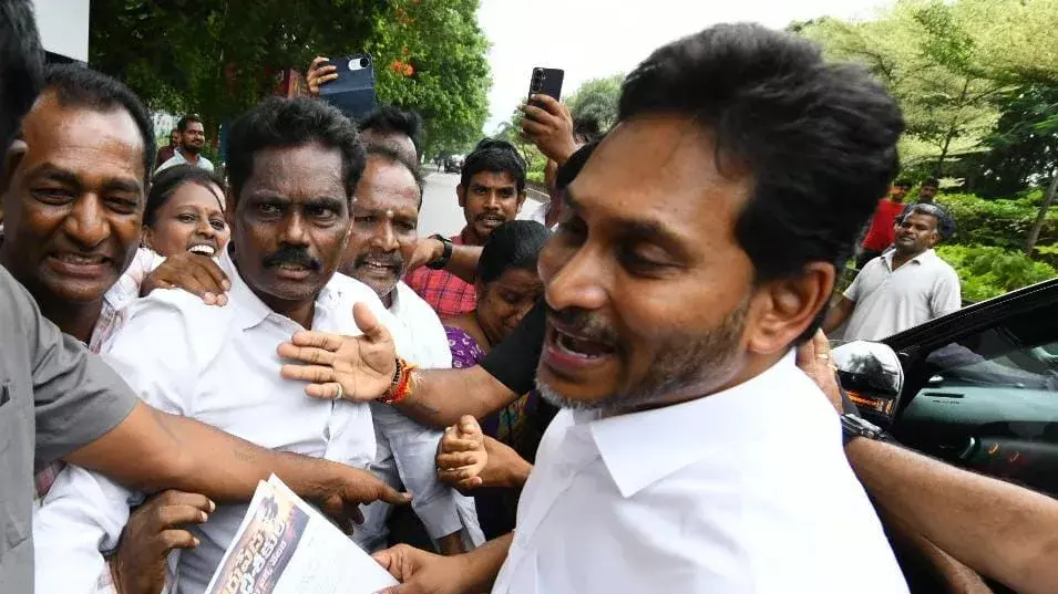 Jagan ने CM चंद्रबाबू पर पूर्व मंत्री के खिलाफ झूठे मामले दर्ज करने का आरोप लगाया Jagan ने CM चंद्रबाबू पर पूर्व मंत्री के खिलाफ झूठे मामले दर्ज करने का आरोप लगाया