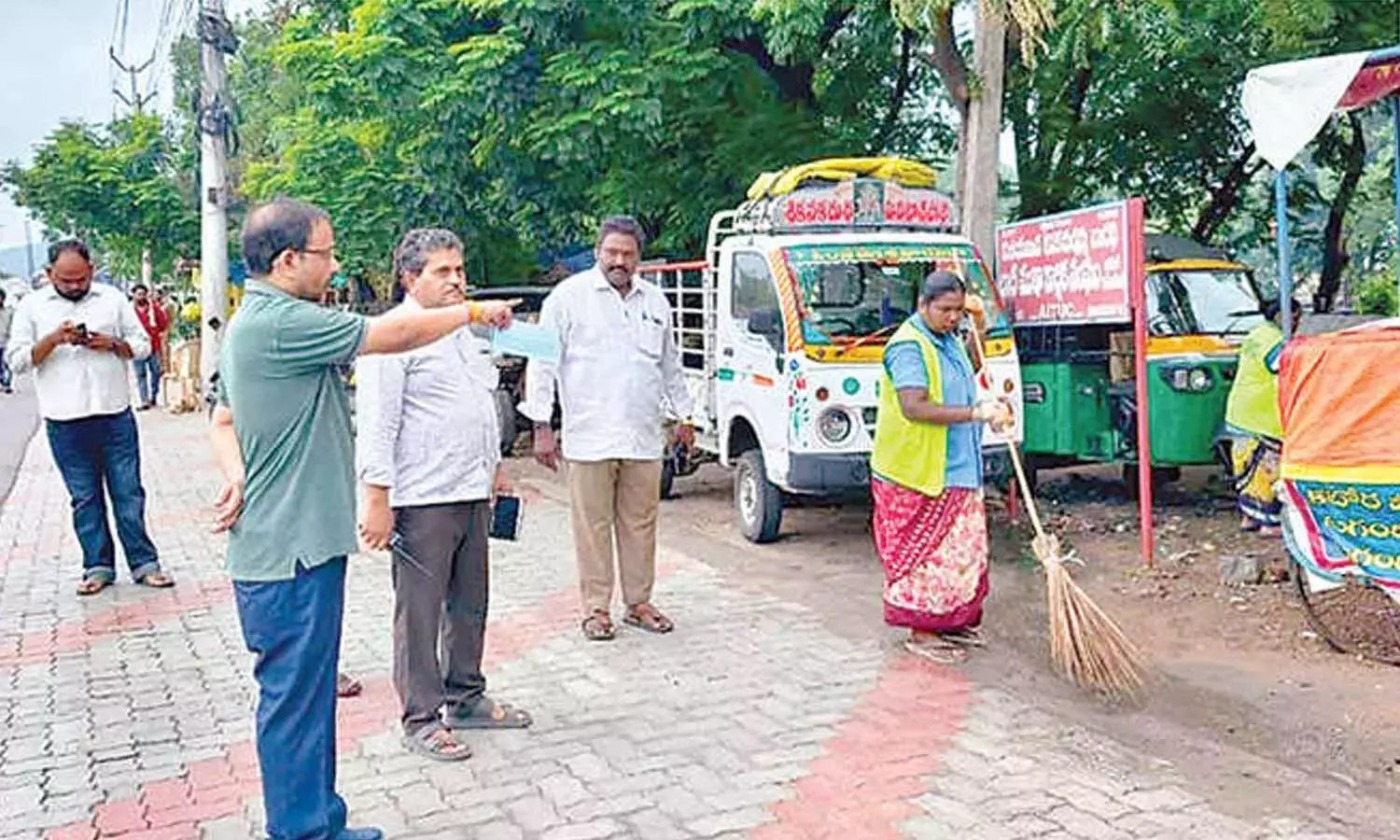 Vijayawada: कॉम्पेक्टर बिनों की नियमित सफाई का आदेश दिया गया Vijayawada: कॉम्पेक्टर बिनों की नियमित सफाई का आदेश दिया गया