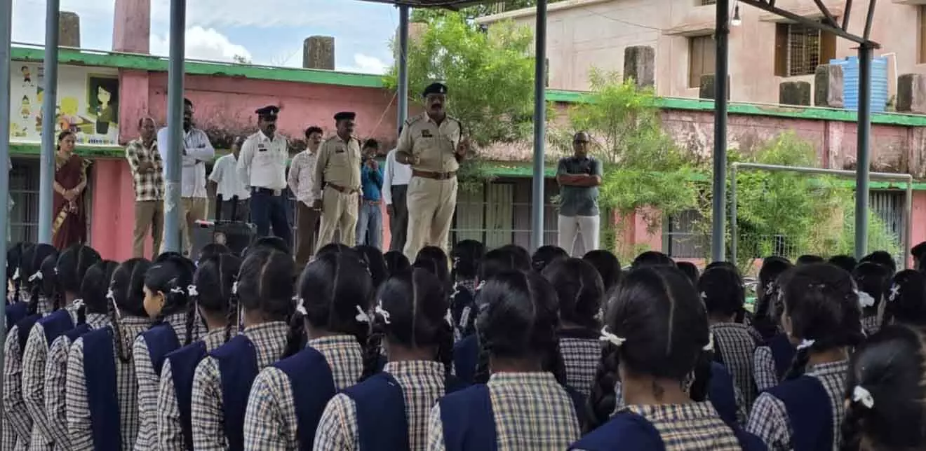 धमतरी पुलिस ने विद्यार्थियों और शिक्षकों को जिम्मेदार नागरिक बनने किया प्रेरित धमतरी पुलिस ने विद्यार्थियों और शिक्षकों को जिम्मेदार नागरिक बनने किया प्रेरित