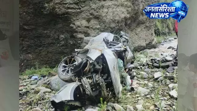 हिमाचल में बड़ा हादसा: भूस्खलन की चपेट में आई कार, दंपती की मौत हिमाचल में बड़ा हादसा: भूस्खलन की चपेट में आई कार, दंपती की मौत